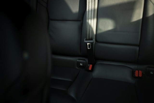 Auton takapenkki, turvavyö ja ISOFIX-kiinnityspisteet